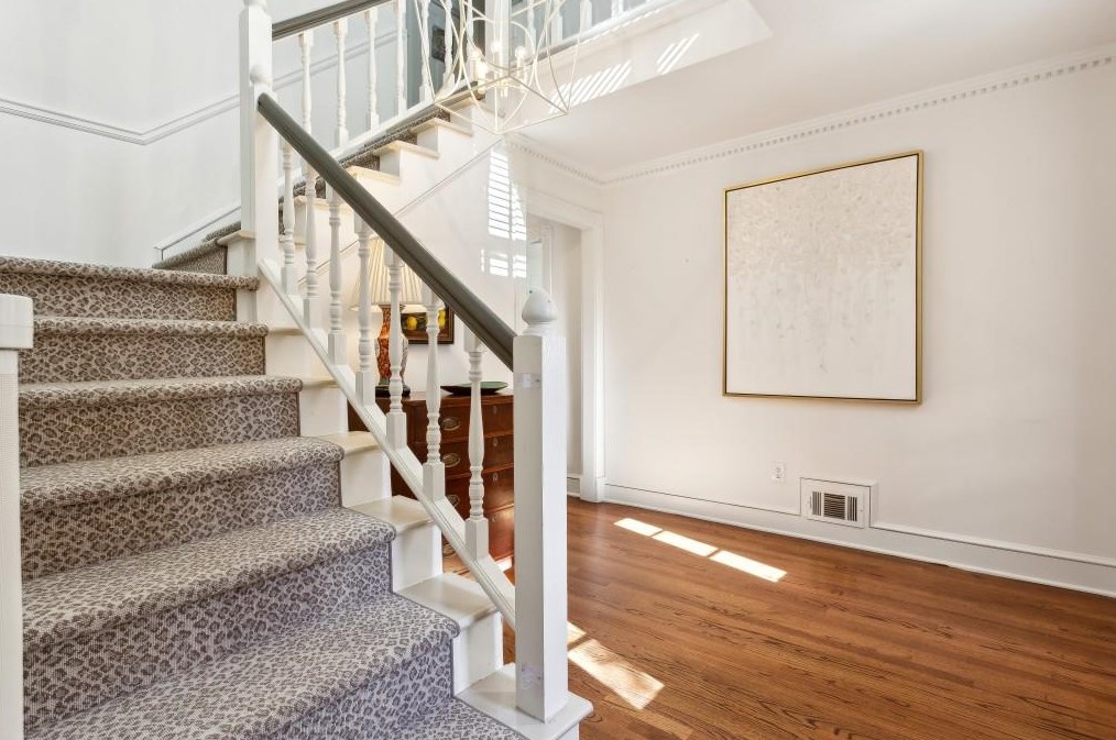 5510 Shiver Smt, Atlanta GA  30342-1429 exterior