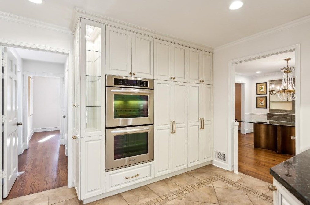 5510 Shiver Smt, Atlanta GA  30342-1429 exterior