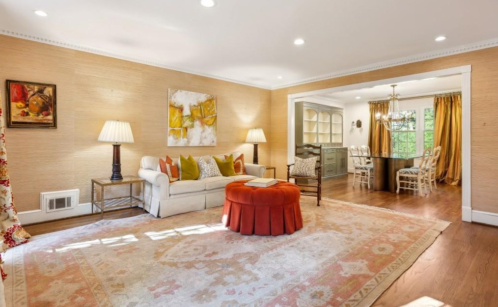 5510 Shiver Smt, Atlanta GA  30342-1429 exterior