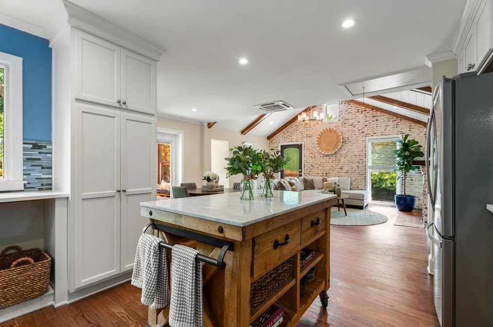 291 Deering Rd, Atlanta GA  30309-2203 exterior