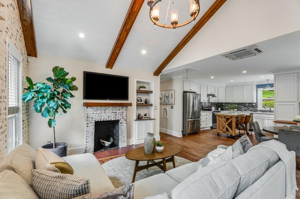 291 Deering Rd, Atlanta GA  30309-2203 exterior