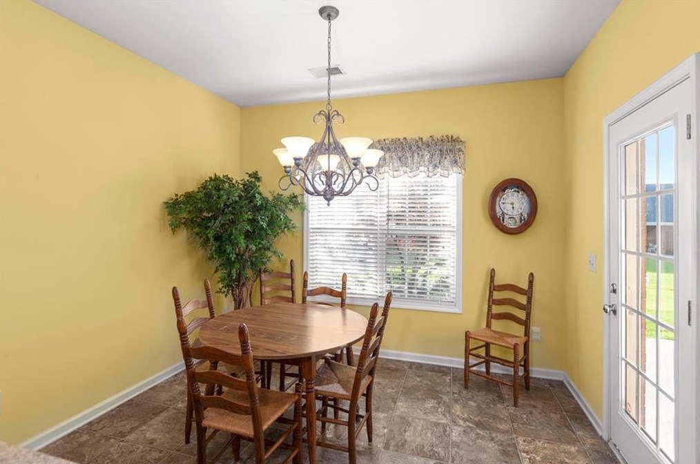 204 Regency Ln, Calhoun GA 30701-3543 exterior