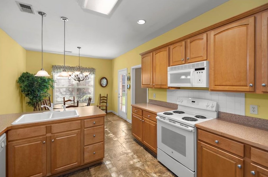 204 Regency Ln, Calhoun GA 30701-3543 exterior