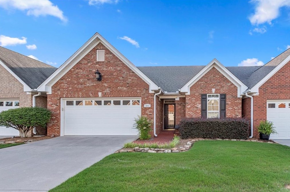 204 Regency Ln, Calhoun GA 30701-3543 exterior