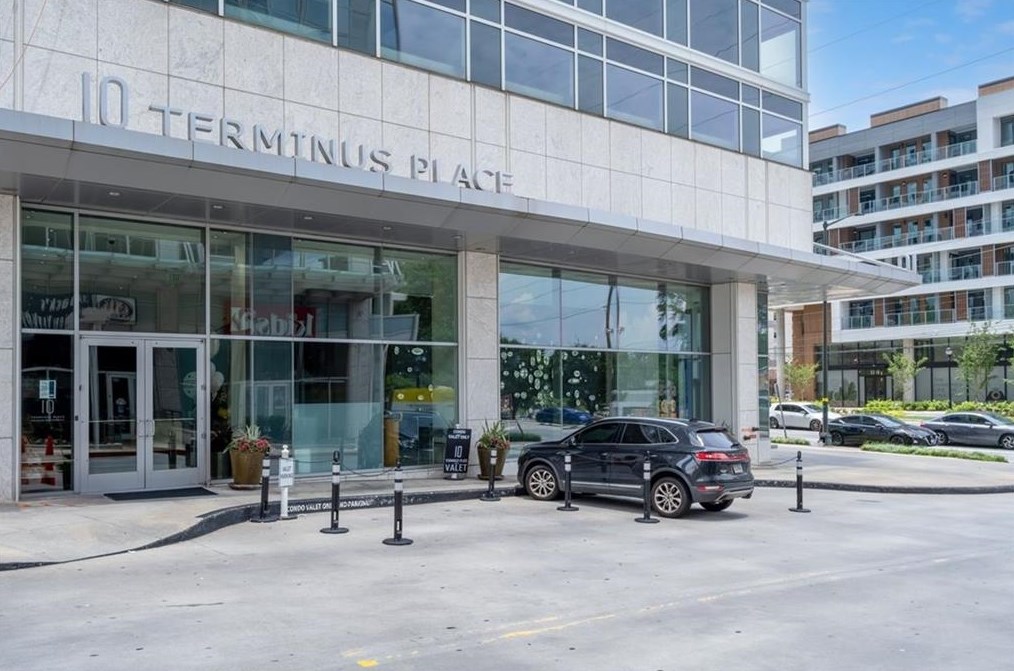 3325 Piedmont Rd, Atlanta GA  30305-1701 exterior