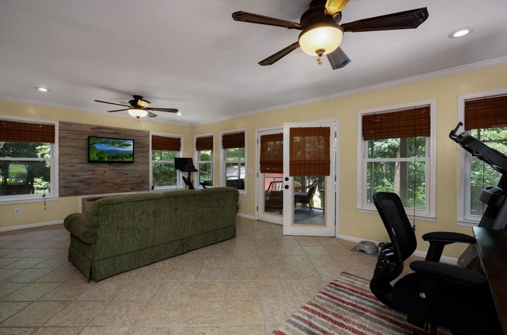 105 Stone Hvn Dr, Calhoun GA 30701-2053 exterior