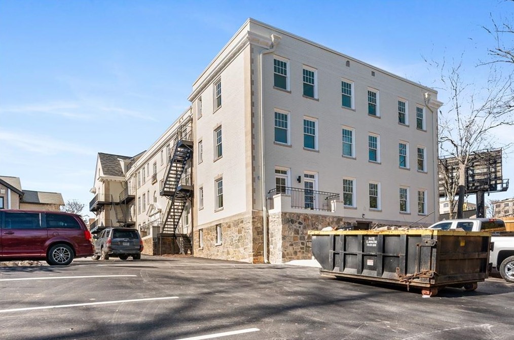 2909 Peachtree Rd, Atlanta GA  30305-2101 exterior