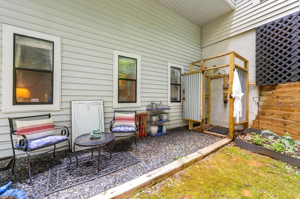 5000 Riv Vly Dr, Smyrna GA  exterior