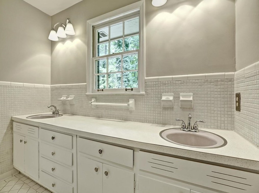 2740 Rdg Vly Rd, Atlanta GA  30327-1823 exterior