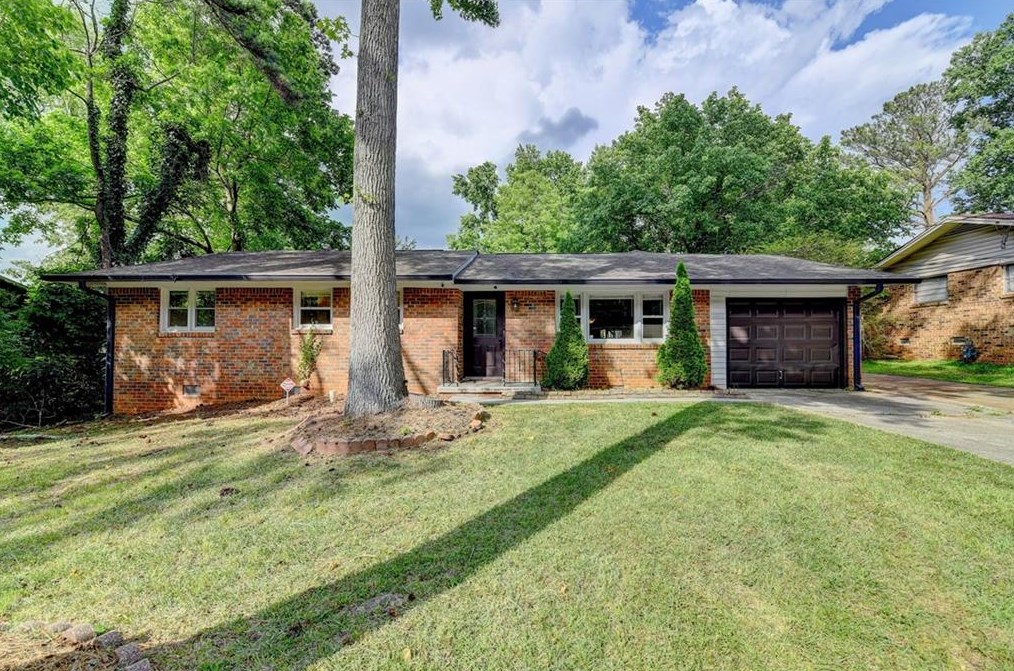 2066 Snapfinger Rd, Decatur GA  30035-3303 exterior