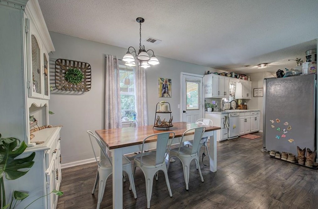 1015 Erwin Hl Church Rd, Calhoun GA 30701-4009 exterior