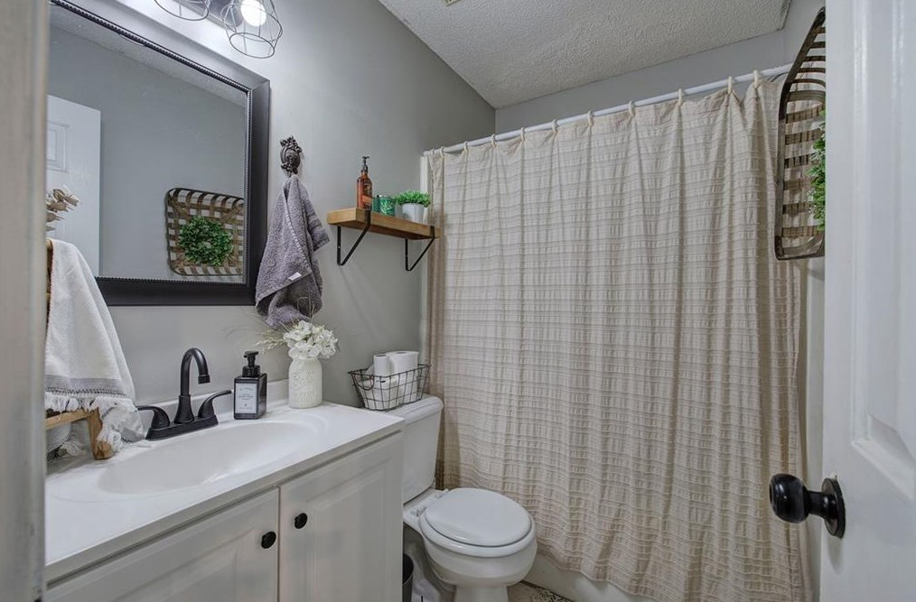 1015 Erwin Hl Church Rd, Calhoun GA 30701-4009 exterior