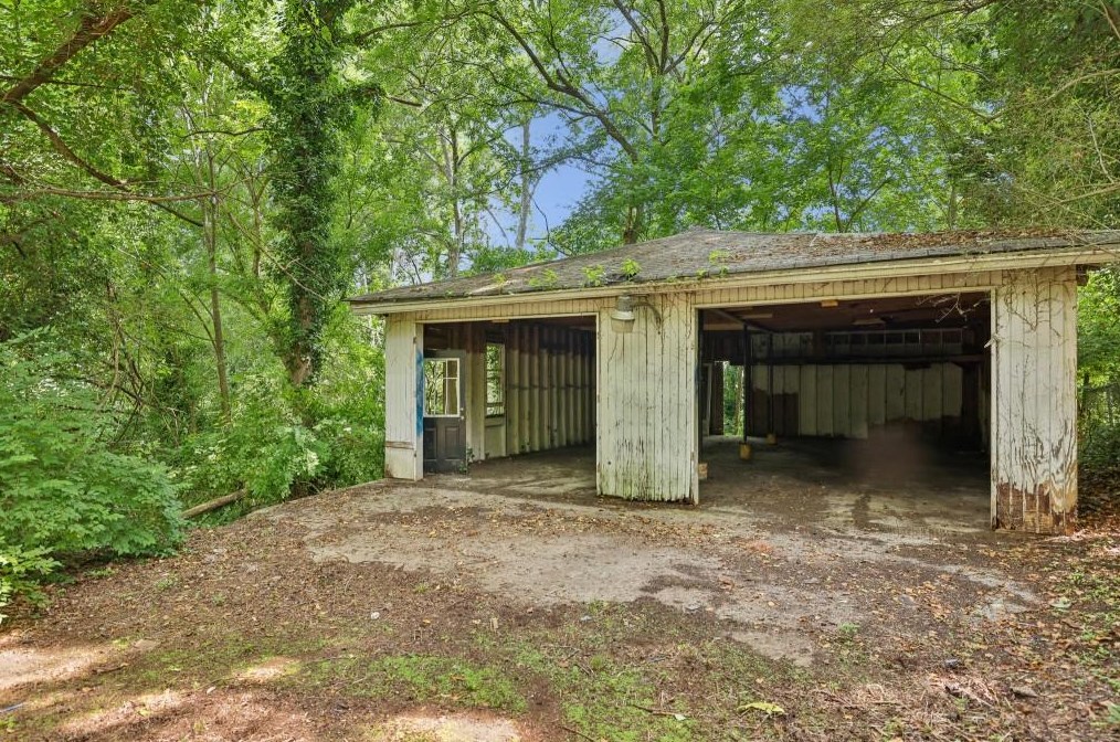 2216 Holly Hl Dr, Decatur GA 30032-5711 exterior