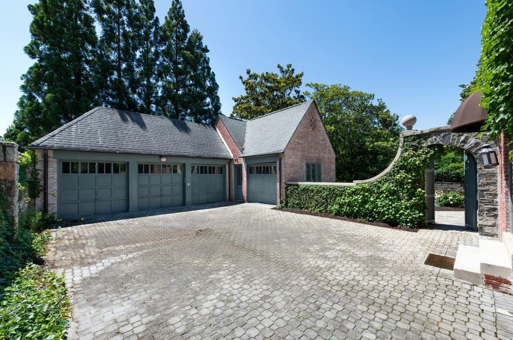 2620 Habersham Rd, Atlanta GA  30305-3573 exterior