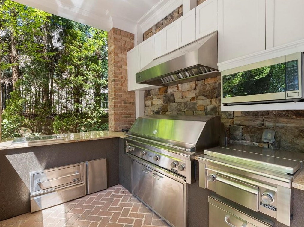 2985 Mnr Brg Dr, Alpharetta GA 30004-8813 exterior