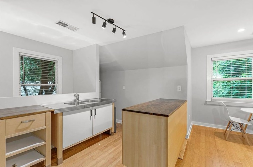 2348 Venetian Dr, Atlanta GA  30311-3357 exterior