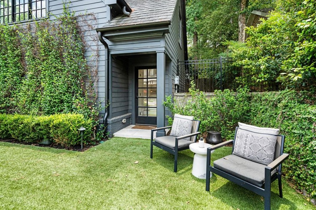 725 Morningside Dr, Atlanta GA  30324-5220 exterior