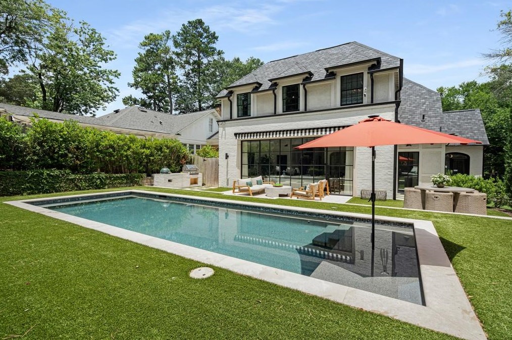 725 Morningside Dr, Atlanta GA  30324-5220 exterior