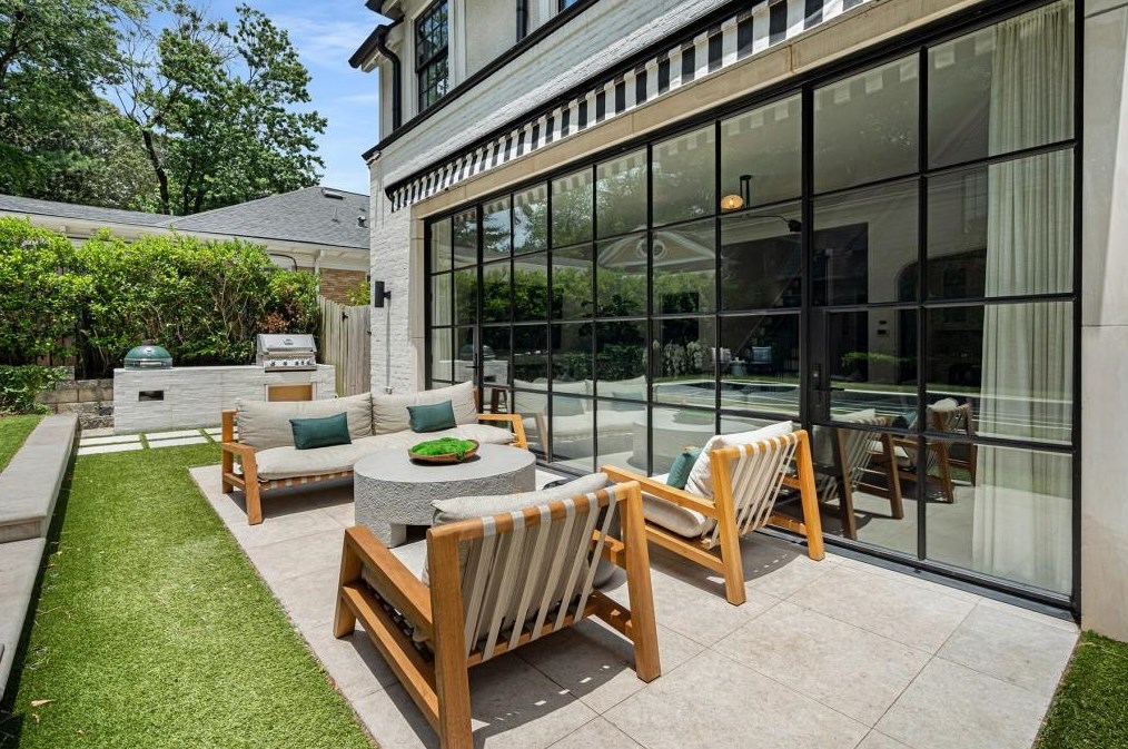 725 Morningside Dr, Atlanta GA  30324-5220 exterior