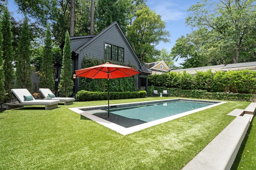725 Morningside Dr, Atlanta GA  30324-5220 exterior