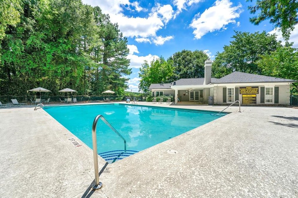 2109 Pne Hts Dr, Atlanta GA 30324-2834 exterior