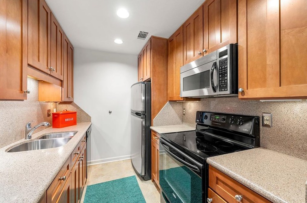 2109 Pne Hts Dr, Atlanta GA 30324-2834 exterior