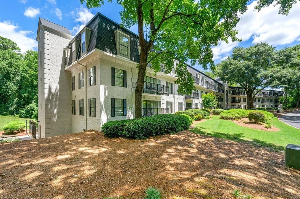 2109 Pne Hts Dr, Atlanta GA 30324-2834 exterior