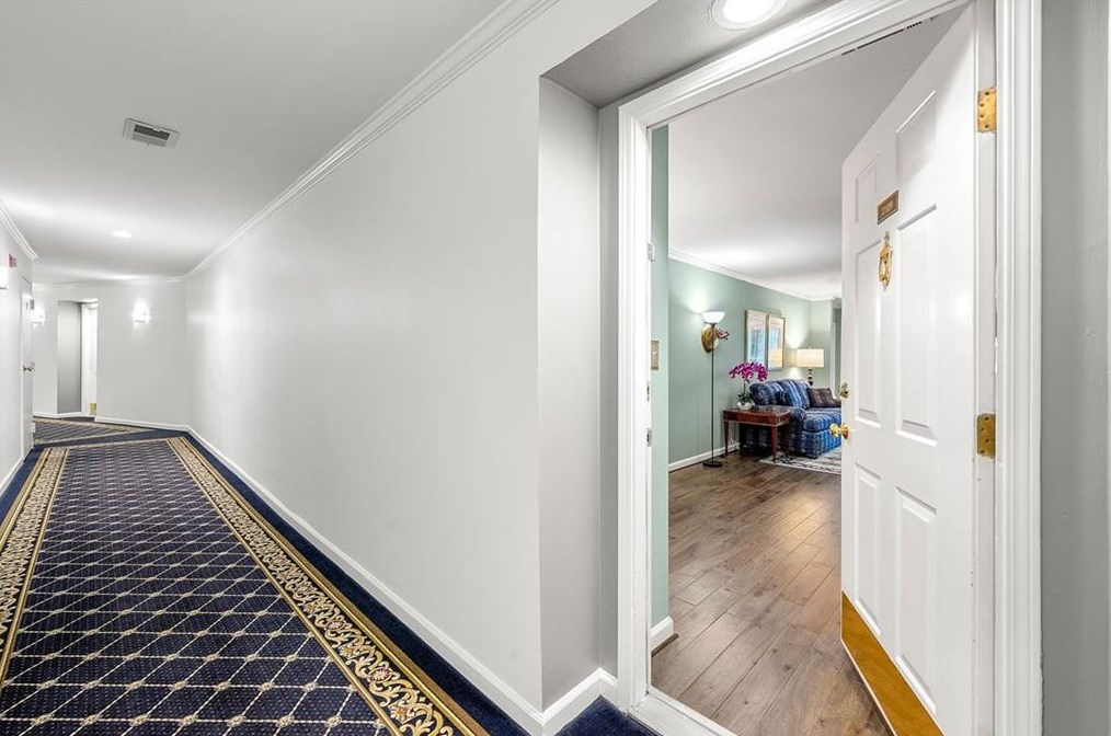 2109 Pne Hts Dr, Atlanta GA 30324-2834 exterior