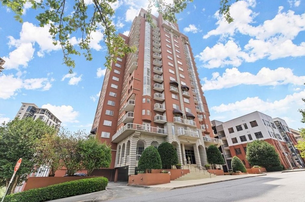 3435 Kingsboro Rd, Atlanta GA  30326-1344 exterior