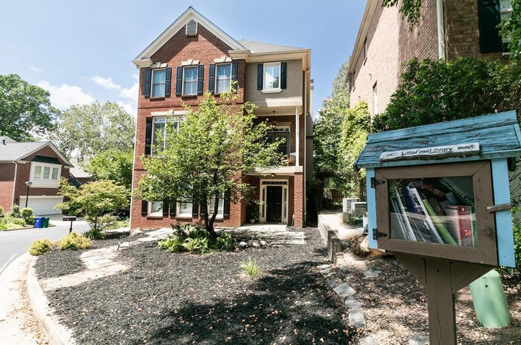 2493 Manor Walk, Decatur GA  30030-1654 exterior