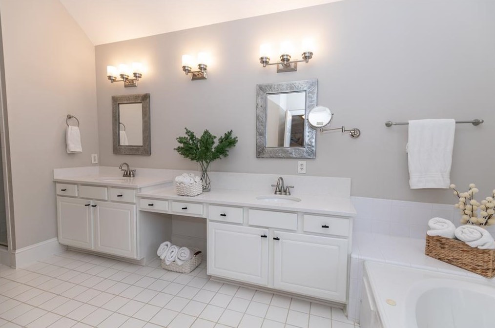 2493 Manor Walk, Decatur GA  30030-1654 exterior