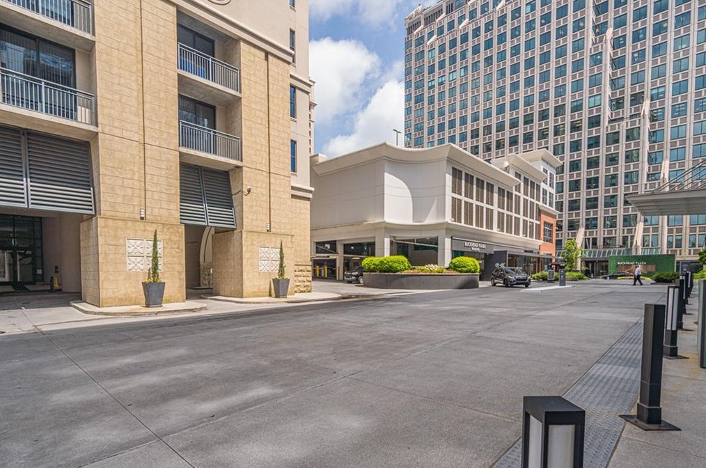 3040 Peachtree Rd, Atlanta GA  30305-2216 exterior