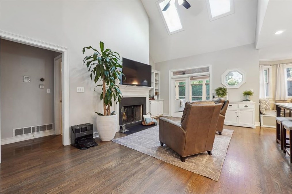 500 Fountain Oaks Way, Atlanta GA  30342-2576 exterior