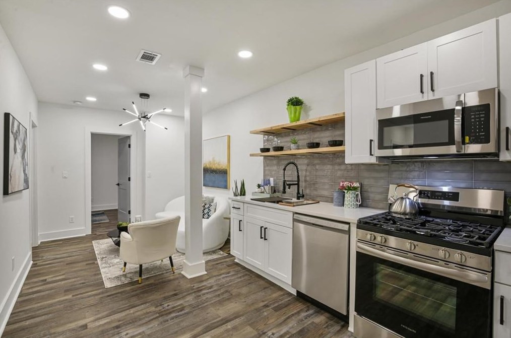 611 Hammond Dr, Atlanta GA  30328-5231 exterior