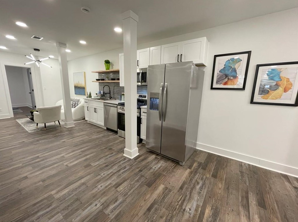 611 Hammond Dr, Atlanta GA  30328-5231 exterior