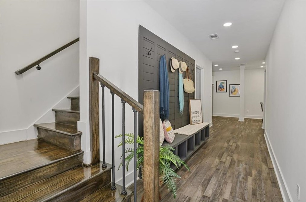 611 Hammond Dr, Atlanta GA  30328-5231 exterior
