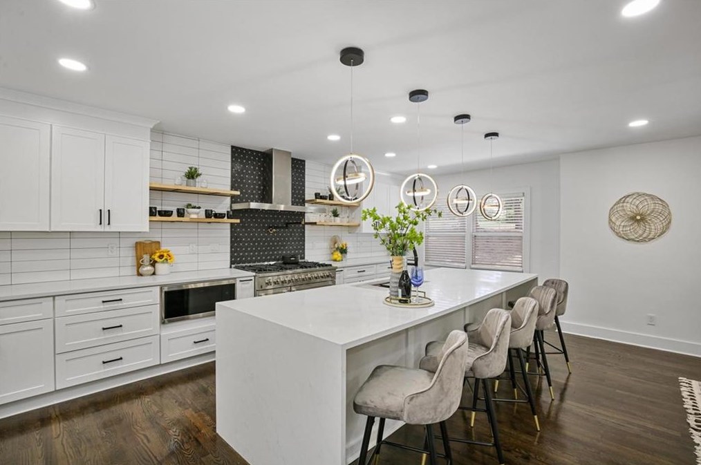 611 Hammond Dr, Atlanta GA  30328-5231 exterior