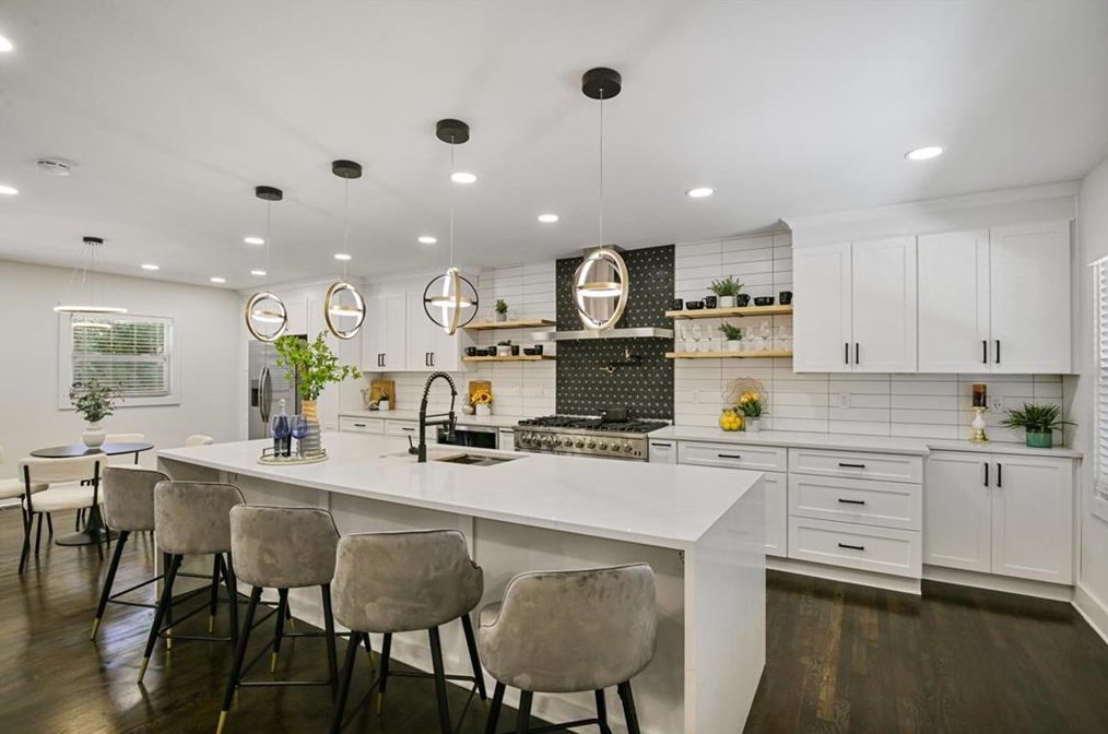 611 Hammond Dr, Atlanta GA  30328-5231 exterior