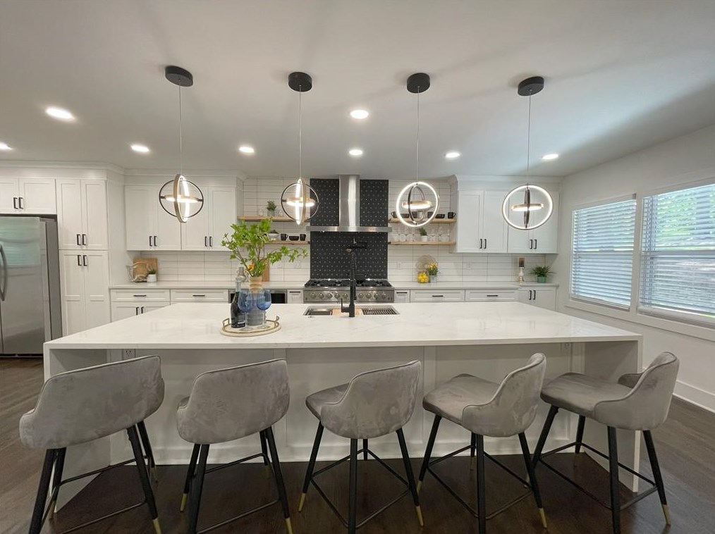 611 Hammond Dr, Atlanta GA  30328-5231 exterior
