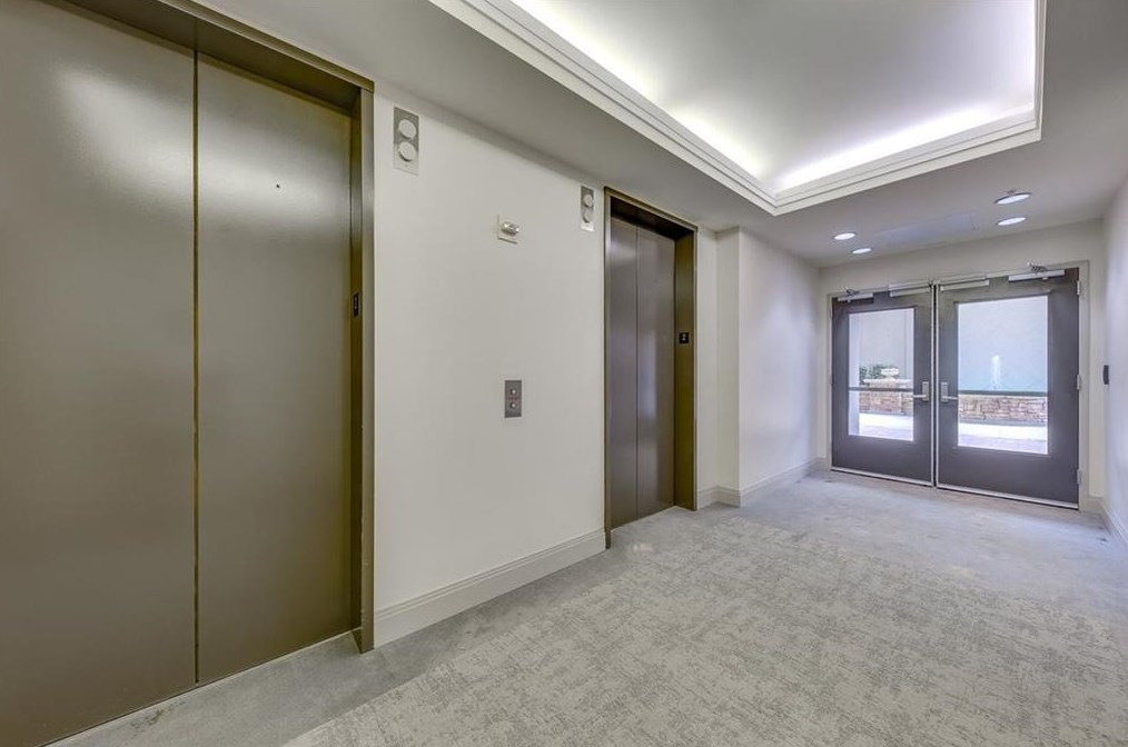 3040 Peachtree Rd, Atlanta GA  30305-2216 exterior