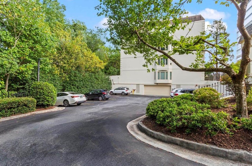 3638 Peachtree Rd, Atlanta GA  30319-2335 exterior