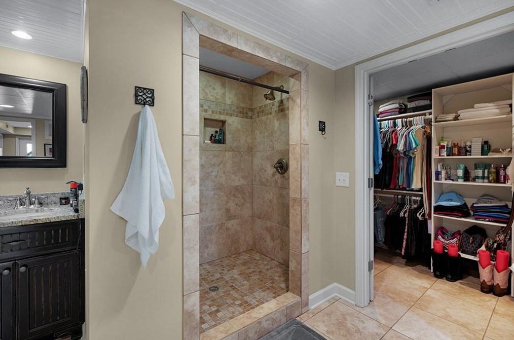 3102 Red Bud Rd, Calhoun GA 30701-9601 exterior