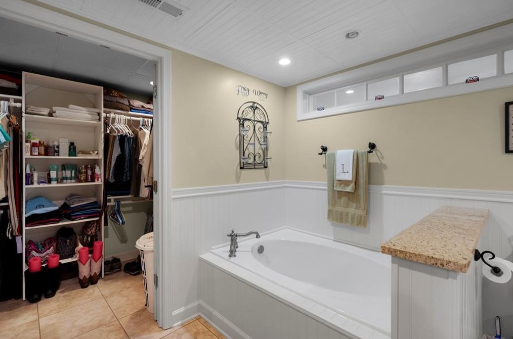 3102 Red Bud Rd, Calhoun GA 30701-9601 exterior