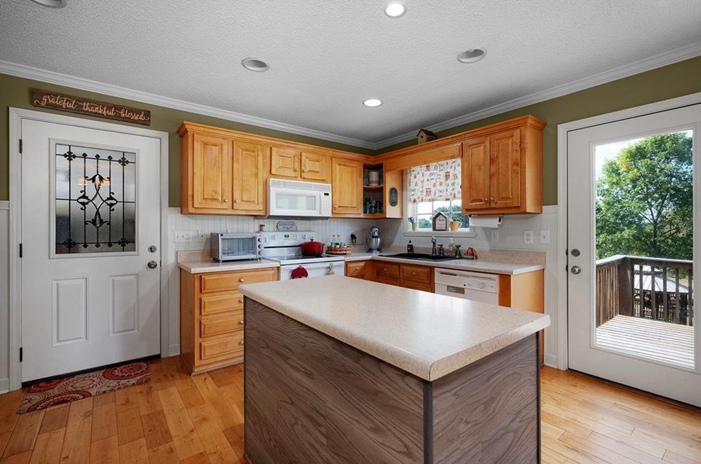 3102 Red Bud Rd, Calhoun GA 30701-9601 exterior