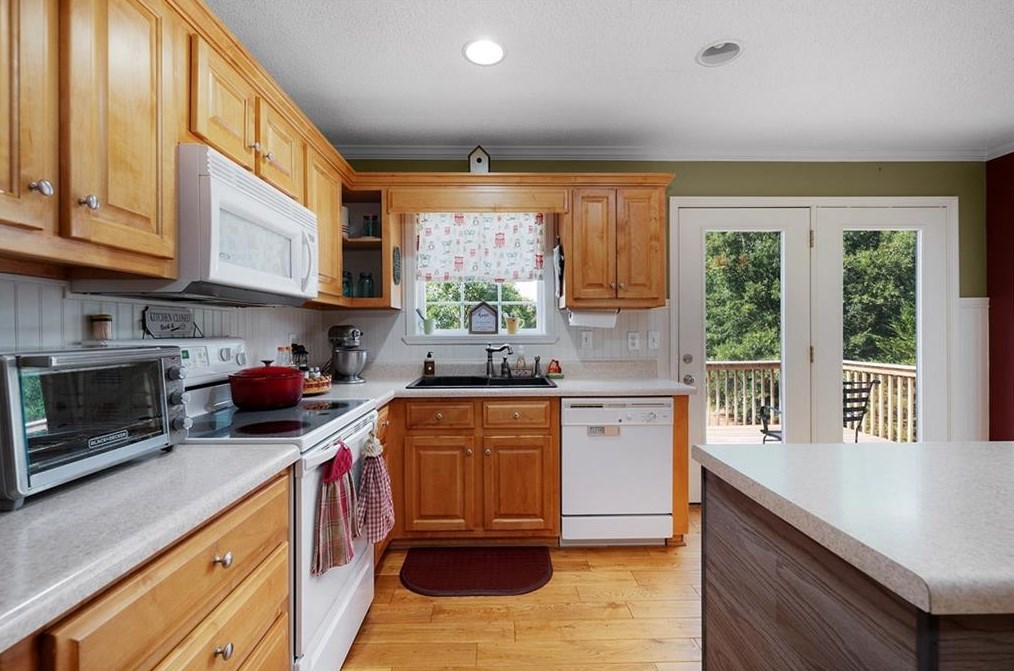 3102 Red Bud Rd, Calhoun GA 30701-9601 exterior