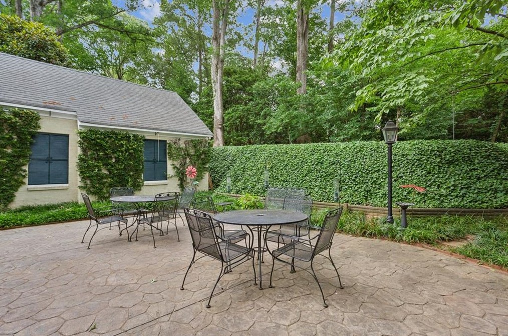 536 Mnr Rdg Dr, Atlanta GA  30305-3511 exterior