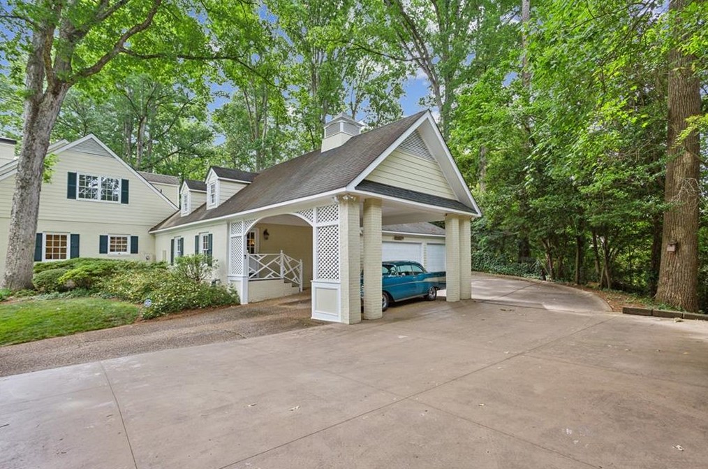 536 Mnr Rdg Dr, Atlanta GA  30305-3511 exterior