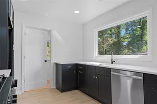 2885 Dale Creek Dr NW, Atlanta, GA 30318 - Photo 9