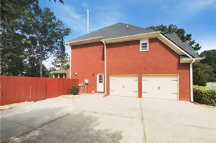 1900 Chattahoochee Run Dr, Suwanee, GA 30024 - Photo 11