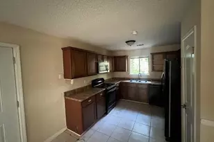 1027 Mainstreet Lake Dr, Stone Mountain, GA 30088 - Photo 3